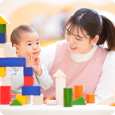 子供と女性の画像